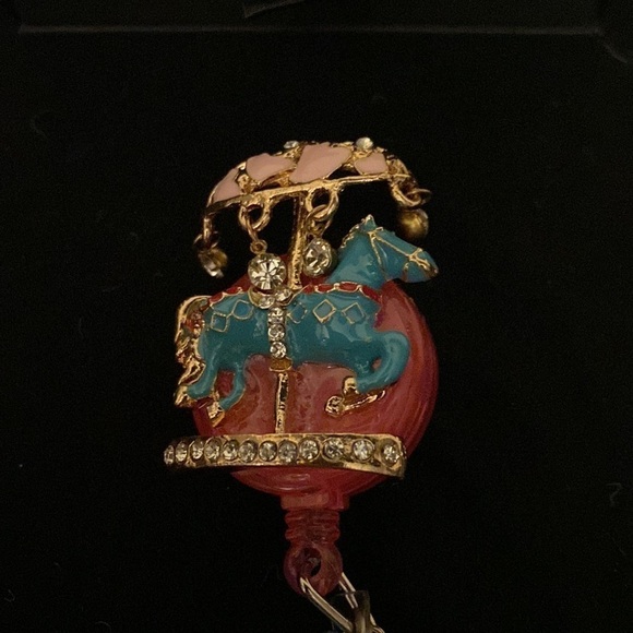 Hand crafted Carousel poney badge holder - Picture 4 of 7